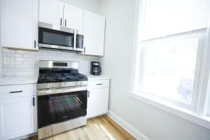 O bucătărie sau chicinetă la Jennifer's Spa-Like Historic Broadway Getaway