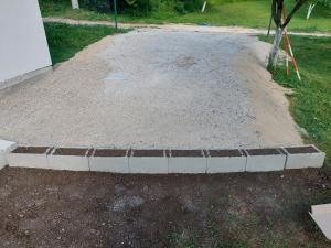 a concrete curb in the middle of a driveway at Apartman Alina&Alan 2 in Bihać