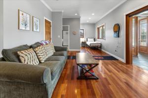 una sala de estar con un sofá y una mesa en Spacious Downtown Apartment with Free Parking, en Indianápolis