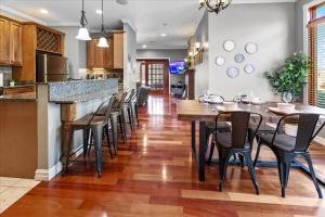 Una cocina y un comedor con mesa y sillas de madera. en Spacious Downtown Apartment with Free Parking, en Indianápolis 25 fotos más