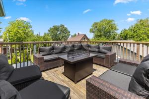 Χώρος καθιστικού στο Stylish 2-Story Retreat w Balcony & Parking
