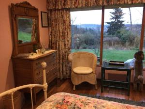 ein Schlafzimmer mit einem Bett, einer Kommode und einem Fenster in der Unterkunft A Cascade View Bed And Breakfast in Bellevue