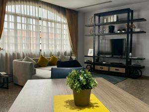 TV a/nebo společenská místnost v ubytování Alocassia Serviced Apartments
