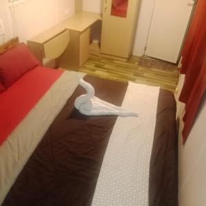 un cigno bianco sul pavimento di una camera da letto di Good vibes a Kuilapayam