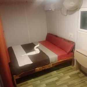 una piccola camera con un letto con un serpente bianco sopra di Good vibes a Kuilapayam