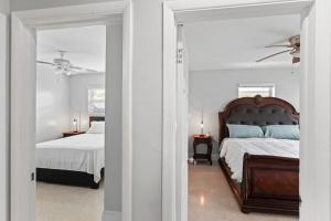 Postel nebo postele na pokoji v ubytování Family Oasis Near Hard Rock Stadium & Beaches