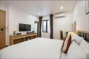 TV a/nebo společenská místnost v ubytování Lam Anh Hotel 3 Ngoại Giao Đoàn BT5-16