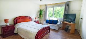 TV a/nebo společenská místnost v ubytování Habitación Privada en Apartamento, Conquistadores + 7 fotografií