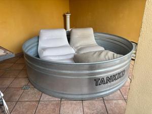 Una gran bañera de metal con dos sillas dentro. en Un piccolo castello medioevale vicino 5 Terre, en Giucano