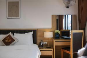 Postel nebo postele na pokoji v ubytování Lam Anh Hotel 3 Ngoại Giao Đoàn BT5-16