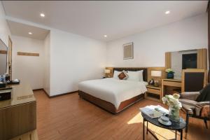 Postel nebo postele na pokoji v ubytování Lam Anh Hotel 3 Ngoại Giao Đoàn BT5-16