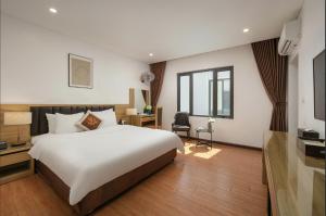Postel nebo postele na pokoji v ubytování Lam Anh Hotel 3 Ngoại Giao Đoàn BT5-16
