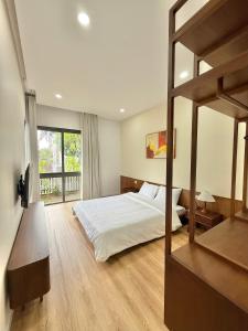 Postel nebo postele na pokoji v ubytování Casa Passion Villa Hồ Tràm