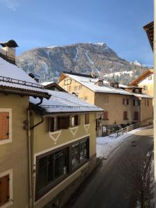 a street with buildings and a mountain in the background at Casa Solidea in Moena