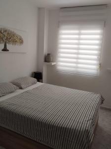 Posteľ alebo postele v izbe v ubytovaní Apartment only 250m from the beach Los Locos