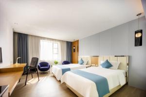 Postel nebo postele na pokoji v ubytování Shanshui Trends Hotel Zhaoqing Sports Center Qixingyan Scenic Area Branch