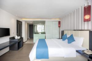 Postel nebo postele na pokoji v ubytování Shanshui Trends Hotel Zhaoqing Sports Center Qixingyan Scenic Area Branch