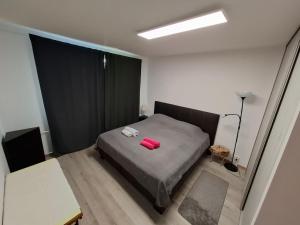 尼特拉2 izbový byt 65 m2 so 4 lôžkami的一间卧室配有带粉红色枕头的床。