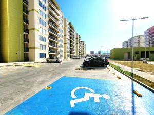 a car parked on the side of a road with a handicapped sign at Bonito Aparatemnto con Piscina in Santa Marta +3 photos