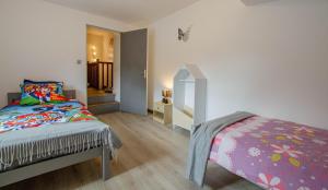 1 dormitorio con cama y espejo. en Au vieux bahut, 