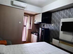Postel nebo postele na pokoji v ubytování Apartement Green Lake View Ciputat By NamRoom