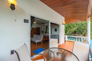 ein Esszimmer mit Tisch und Stühlen in der Unterkunft V205 Island Hideaway Near Promthep Sunset in Nai Harn Beach + 97 Fotos