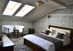 ein Schlafzimmer mit Bett und Dachfenster in der Unterkunft Express City in Buzău
