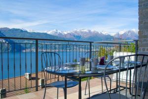 - Balcón con mesa y sillas y vistas a las montañas en Residence Dorio, en Dorio