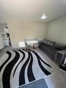 Ein Sitzbereich in der Unterkunft 1-Edinet apartament Квартира Единец