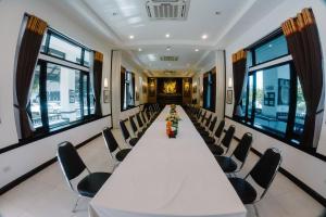 a conference room with a long table and chairs at Baan Orawee Boutique Hotel in Mae Rim