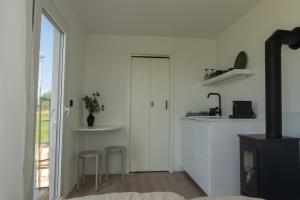 Kuchyň nebo kuchyňský kout v ubytování Glamping Soleda