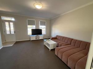 TV a/nebo společenská místnost v ubytování City Townhouse Escape