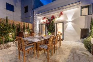 MélanesにあるVilla Melaniaのダイニングテーブルと椅子付きのパティオ