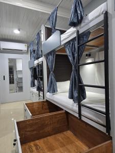 ムンバイにあるAqua Marol Dormitoryの二段ベッドが2つある部屋