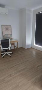 una habitación vacía con un escritorio y una silla en Bloomfield, en Westfield