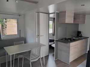 Η κουζίνα ή μικρή κουζίνα στο camping du petit bonheur