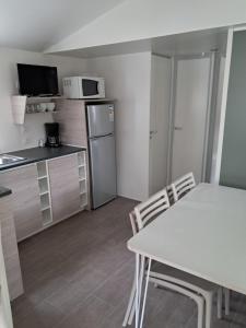 Η κουζίνα ή μικρή κουζίνα στο camping du petit bonheur +4 φωτογραφίες