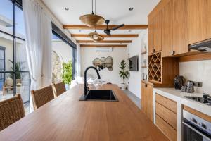 una cocina con fregadero y encimera en Villa Lisbon Premium by Tofino Villas, en Uluwatu