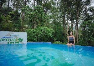 Bazén v ubytování Areva Inn Plantation Resort Munnar with Pool by VOYE HOMES nebo v jeho okolí