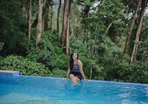 Bazén v ubytování Areva Inn Plantation Resort Munnar with Pool by VOYE HOMES nebo v jeho okolí