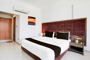 a bedroom with a large bed in a room at Super Townhouse Bharuch Near Railway Station Formerly Hotel Kohinoor in Bharuch