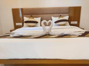 Postel nebo postele na pokoji v ubytování Kesariya Bagh Resort Pushkar