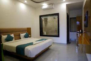 Postel nebo postele na pokoji v ubytování Kesariya Bagh Resort Pushkar