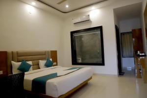 Postel nebo postele na pokoji v ubytování Kesariya Bagh Resort Pushkar