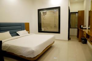 Postel nebo postele na pokoji v ubytování Kesariya Bagh Resort Pushkar