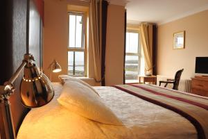 Postel nebo postele na pokoji v ubytování Fitzgeralds Hotel