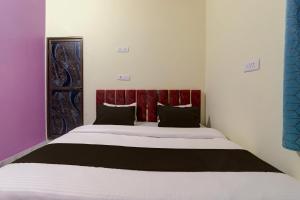 Katil atau katil-katil dalam bilik di Hotel O Krishna guest house and restaurant