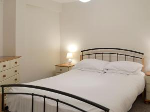 StokeinteignheadにあるHuccaby Tor - Ukc1924の白いシーツと枕が備わったベッドのある寝室