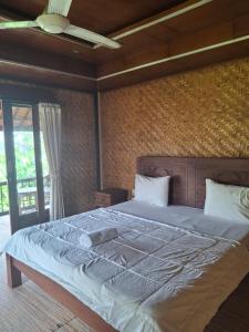 En eller flere senge i et værelse på Rice paddy bungalow