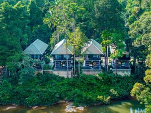 una vista aerea di una casa accanto a un fiume di Rompin Rainforest Lodge a Kuala Rompin